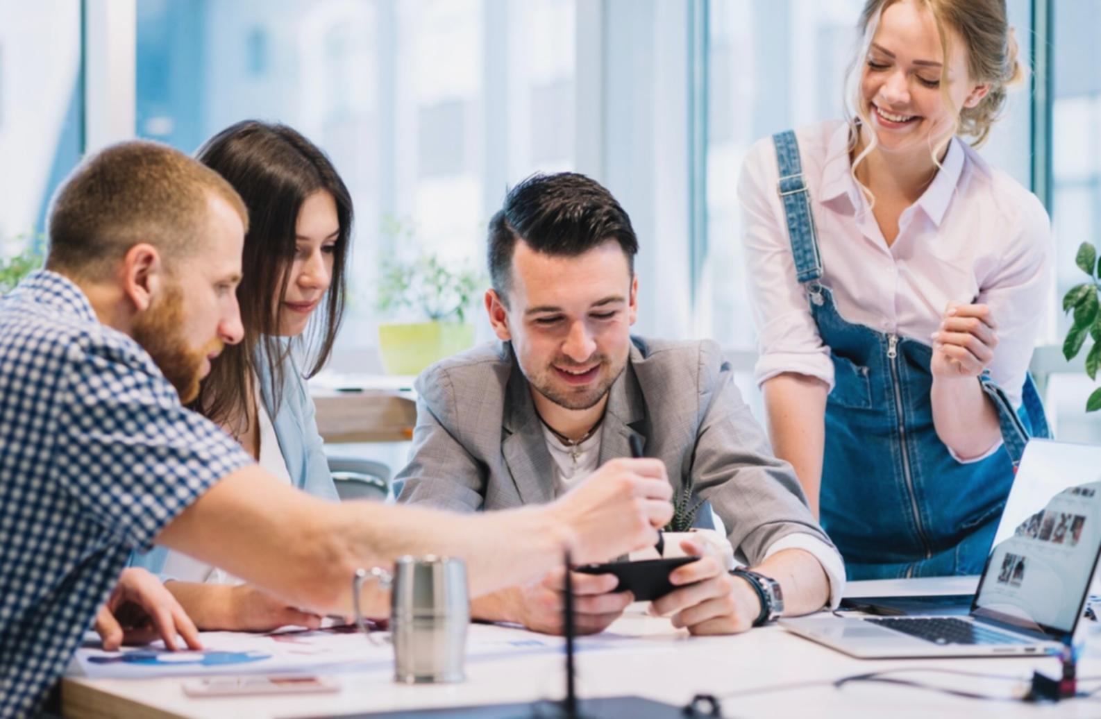 Strukturierte Arbeitsumgebung mit Entscheidungshilfen und Notizen